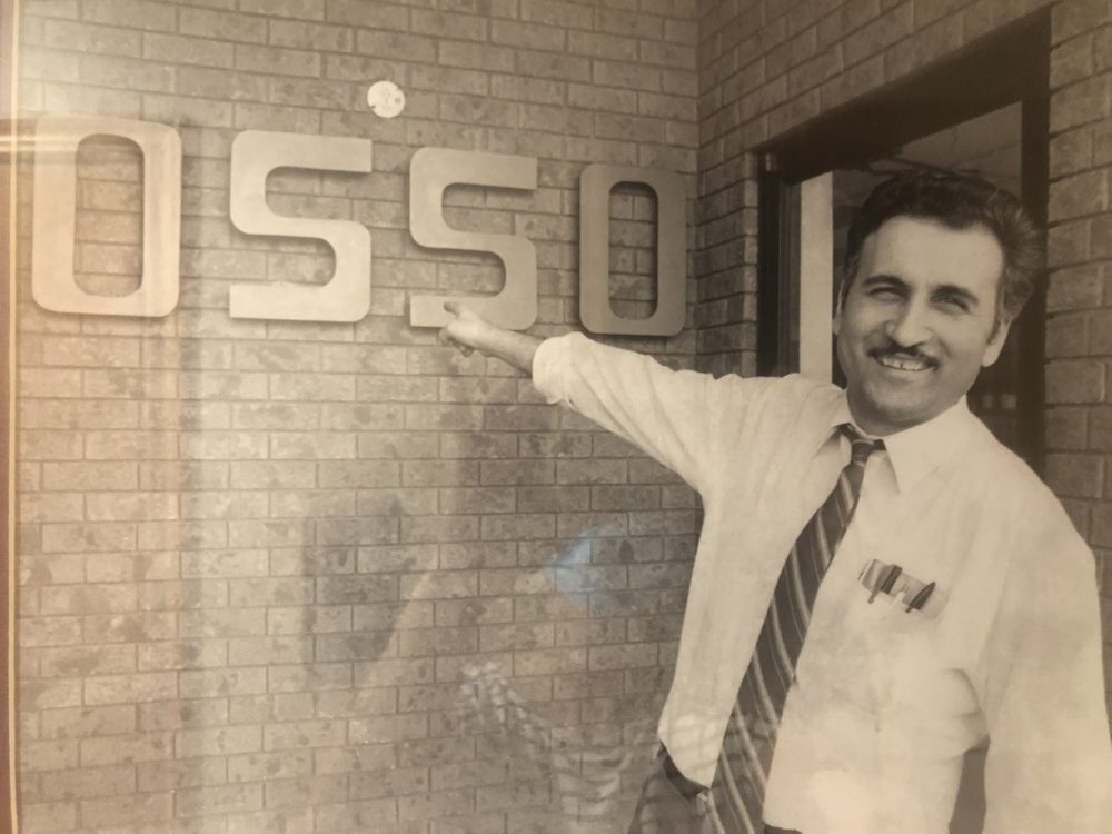 Marino Osso pointing to the Osso sign